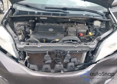 2013 Toyota Sienna Xle V6 8 Passenger z USA, uszkodzony, nr VIN 5TDYK3DC9DS360549